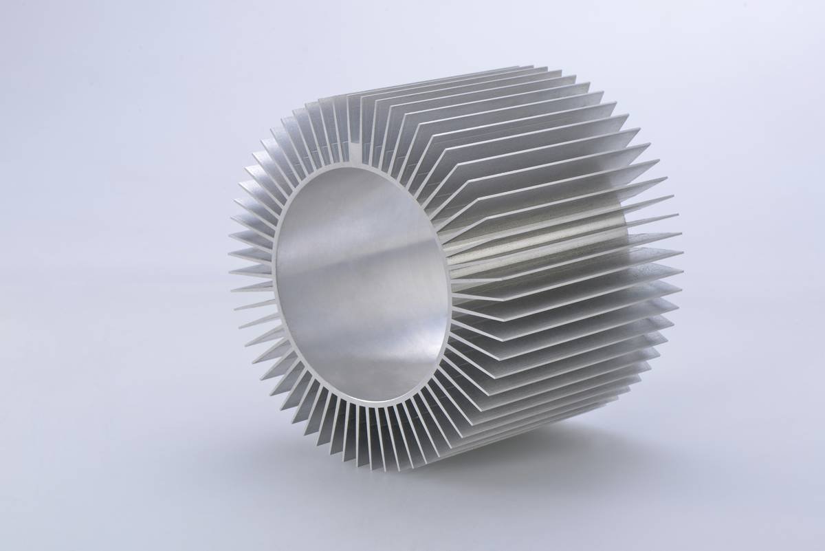 Infographic showing how aluminium loads onto abrasive disc grains vs. clean cutting on steel