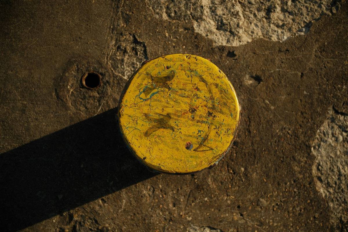 Side-by-side comparison of worn vs. new angle grinder discs for stone