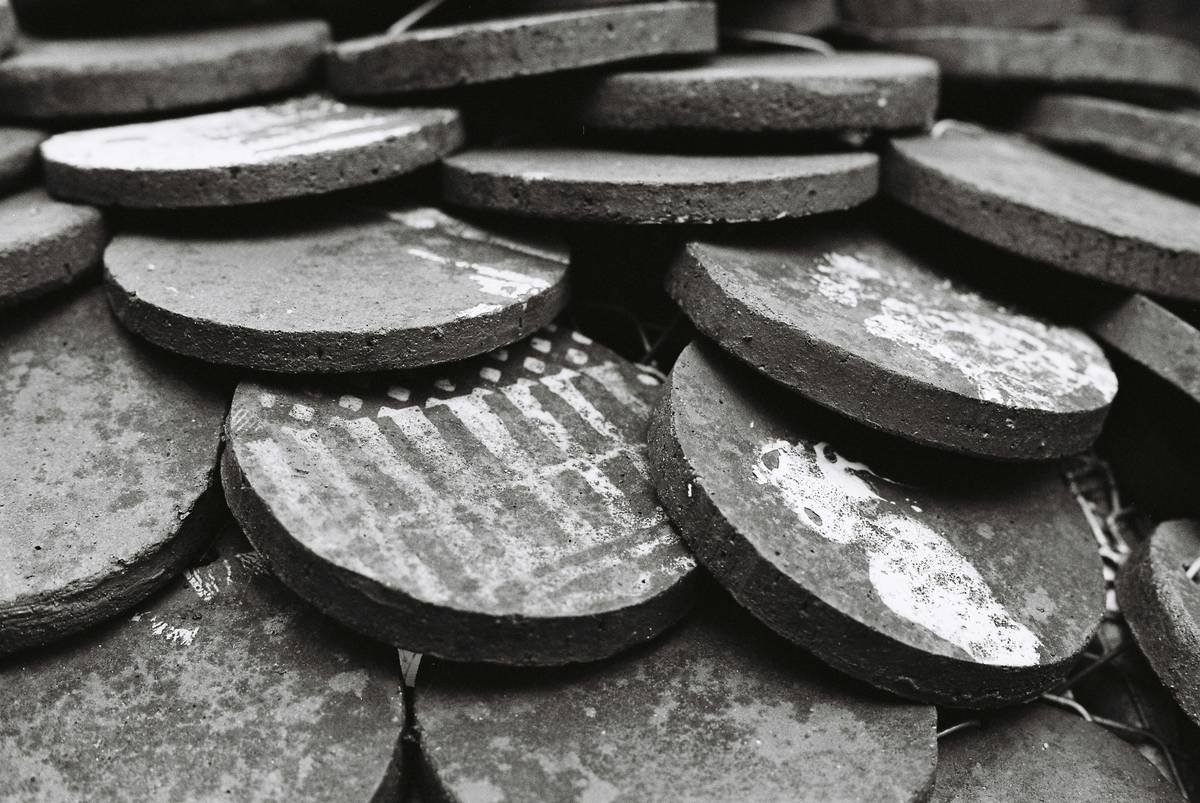 Chart comparing Shore A hardness ratings of common abrasive backing pads from soft (60A) to hard (95A) with recommended applications